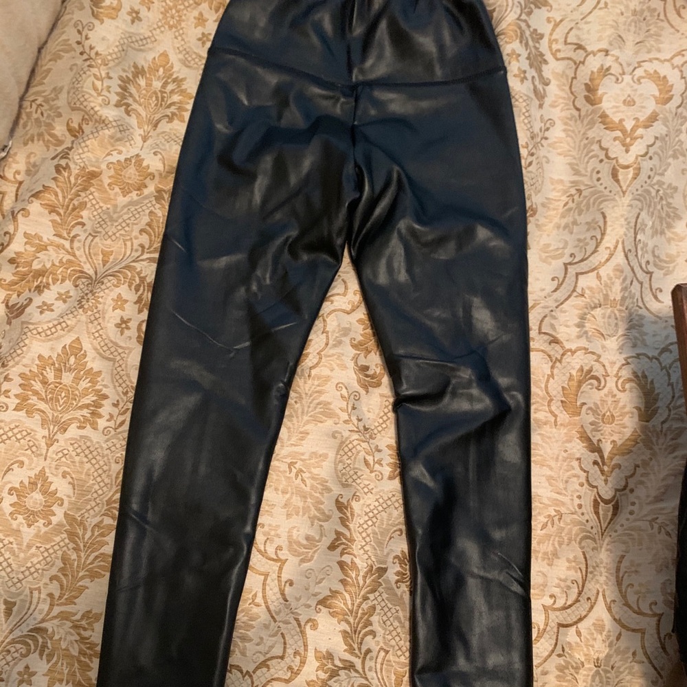 **GORGEOUS LEATHER HIGH WAISTED LEGGINGS**